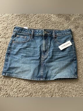 Mid rise mini skirt